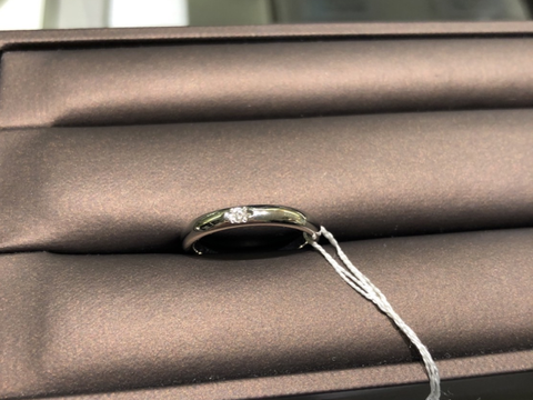 【アイプリモ(I-PRIMO)の口コミ】 派手すぎずシンプルなデザインです。ダイヤモンドは1つですが、遠くから見…