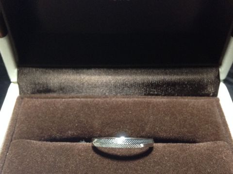 【アイプリモ(I-PRIMO)の口コミ】 ほんの少しだけデザインが施されていて、ただシルバーの結婚指輪ではなか…