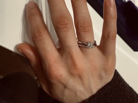 【canal4℃(カナルヨンドシー)の口コミ】 3カラットの1粒ダイヤが華やかで目にとまりました！緩やかなＶラインで指…