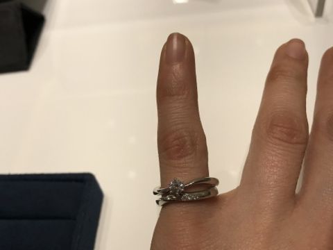 【4℃ BRIDAL(ヨンドシーブライダル)の口コミ】 緩やかなウェーブラインの指輪で、優しい印象です。華やかでも、普段使い…