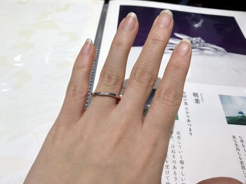 【俄(にわか)の口コミ】 今回店舗で着用させていただいた指輪は少し大きめのサイズでしたが、シン…