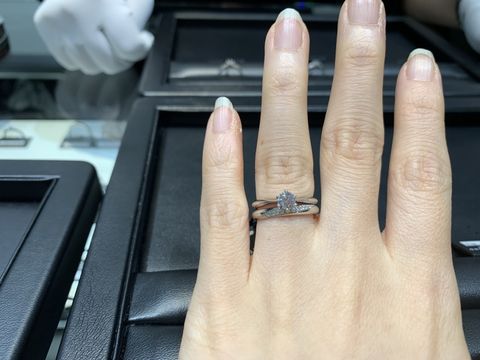 【ラザール ダイヤモンド(LAZARE DIAMOND)の口コミ】 ストレートライン、プラチナの結婚指輪を着用させていただきました。斜め…