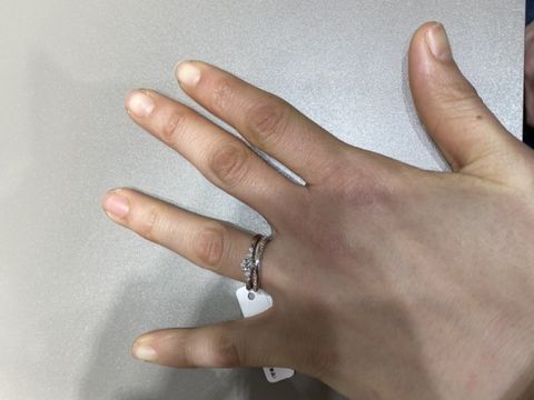 【4℃ BRIDAL(ヨンドシーブライダル)の口コミ】 エンゲージリングはメレダイヤ付きのタイプで華やかです。マリッジリング…