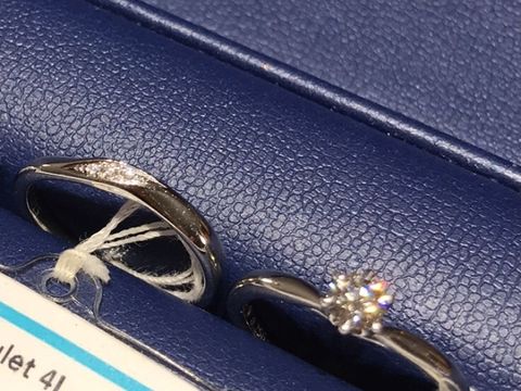 【銀座ダイヤモンドシライシの口コミ】 1粒ダイヤモンドのエンゲージリングを探していました。ゆるやかなＶライン…