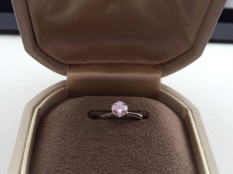 【和光ブライダルブティックギンザの口コミ】 オーソドックスな立て爪のダイヤモンド一粒のデザインに惹かれました。他…