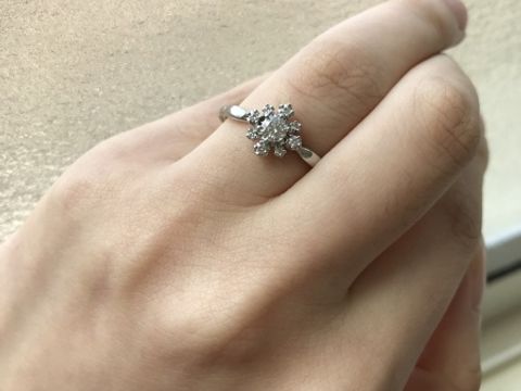 【VIVAGE(ヴィヴァージュ)の口コミ】 冬に結婚式を挙げる予定だったので、雪の結晶の様なダイヤの配置にとても…