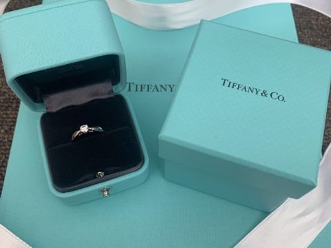 【ティファニー(Tiffany & Co.)の口コミ】 ダイヤモンドに向かって、少し細くなっていく、リボンのようなデザインが…