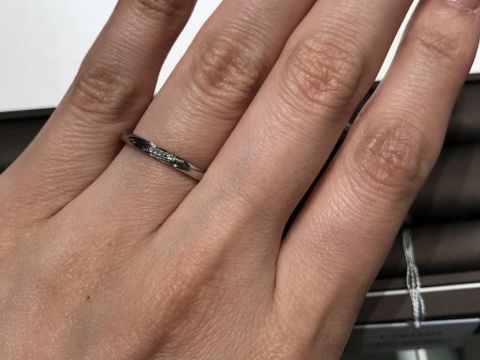 【アイプリモ(I-PRIMO)の口コミ】 流れるようなメレダイヤが斜めに入っているシンプルな指輪の中に可憐さが…