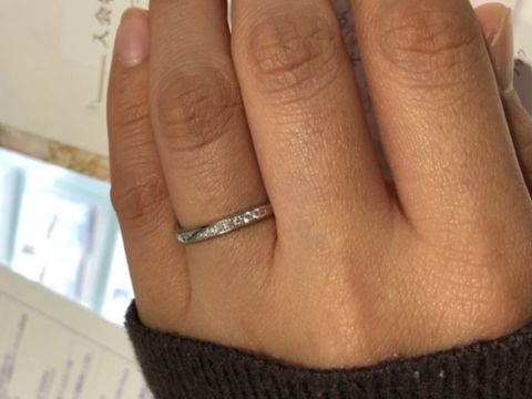 【ラザール ダイヤモンド(LAZARE DIAMOND)の口コミ】 シンプルで飽きのこないデザインだと思いました。斜めに輝きが入っている…