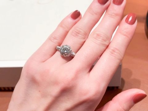 【ブシュロン(BOUCHERON)の口コミ】 発表されたばかりの新作とのことでご案内くださいました。
センターストー…