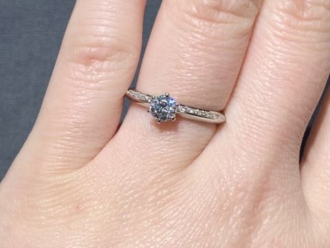 【ラザール ダイヤモンド(LAZARE DIAMOND)の口コミ】 エッジの効いたアームと、片側だけにあしらったダイヤモンドが美しいコン…