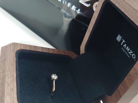 【TANZO.(鍛造指輪)の口コミ】 何歳になっても着けられるようにダイヤと立爪で、素材はプラチナのシンプ…