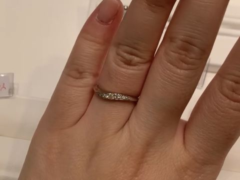 【フェスタリア サンクチュアリの口コミ】 センターに大きめのダイヤが付いていて婚約指輪のような存在感がありまし…