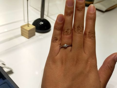 【4℃ BRIDAL(ヨンドシーブライダル)の口コミ】 デザインが気に入ったことが最大の決め手でした。予算内で希望にあうダイ…