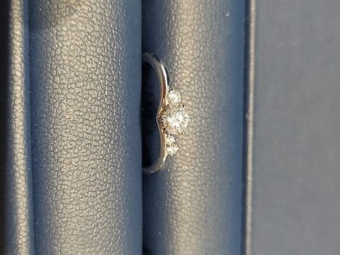 【銀座ダイヤモンドシライシの口コミ】 婚約指輪はエンジェルラダーというVデザインで中央のダイヤモンドの左に1…