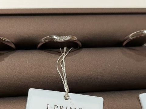 【アイプリモ(I-PRIMO)の口コミ】 婚約指輪は中央のダイヤモンドの両脇にメレダイヤがつけられたものを気に…