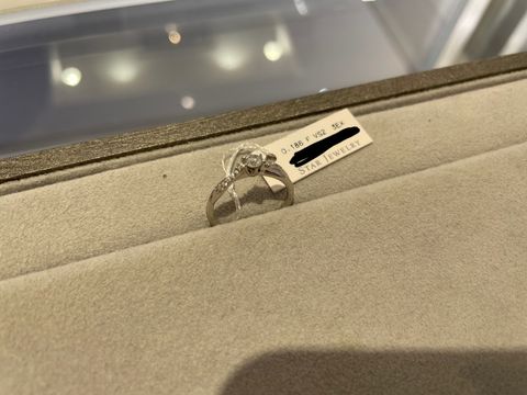 【STAR JEWELRY(スタージュエリー)の口コミ】 サイドから見た時にセンターダイヤだけ高さがあるデザインではなかったの…