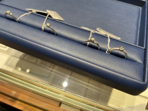 【銀座ダイヤモンドシライシの口コミ】 購入したスターリーよりもサイドのダイヤが控えめでウェーブ感強いです。…