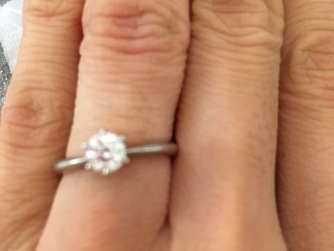 【アイプリモ(I-PRIMO)の口コミ】 指輪の決め手は、小さい頃から母が付けていたリングが、この一粒ダイヤ。…
