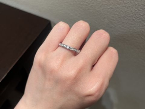 【TRECENTI(トレセンテ)の口コミ】 センターに斜めにダイヤがセッティングされてあるリングは上下共に端まで…