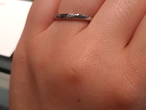 【アイプリモ(I-PRIMO)の口コミ】 シンプルなプラチナの指輪です。夫婦で同一のデザインにしたかったので、…