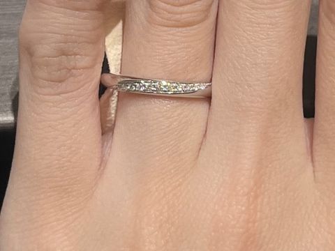 【ラザール ダイヤモンド(LAZARE DIAMOND)の口コミ】 ずっと他のデザインと迷っていたのですが、こちらは中央に広めにダイヤが…