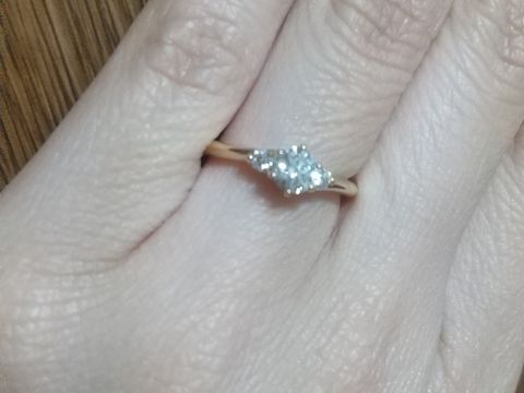 【銀座ダイヤモンドシライシの口コミ】 指輪の一番の決め手は、デザインです。ほんとに多くの指輪を試着させても…