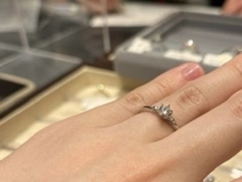 【ケイウノ ブライダル(K.UNO BRIDAL)の口コミ】 彼からプロポーズの時にもらったこだわりの詰まったダイヤモンドが際立つ…