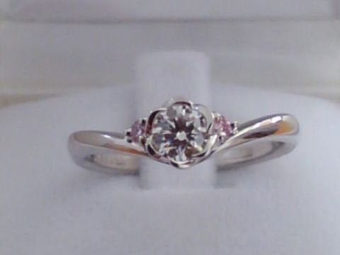 【TRECENTI(トレセンテ)の口コミ】 かわいいお花のデザインとさり気ないピンクダイヤに惹かれて。
ピンクダイ…