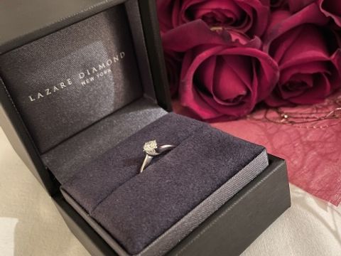 【ラザール ダイヤモンド(LAZARE DIAMOND)の口コミ】 彼からプロポーズ時にいただきました。
決め手となったのは、実際にお店で…