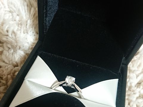 【エクセルコダイヤモンド(EXELCO DIAMOND)の口コミ】 プレゼントボックスのダイヤモンドでプロポーズしてしていだきました。そ…