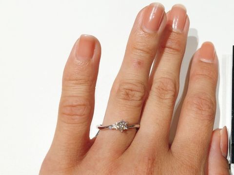 【ラザール ダイヤモンド(LAZARE DIAMOND)の口コミ】 ダイヤの輝きがとてもキレイで、他のブランドの同じカラットと比べても大…