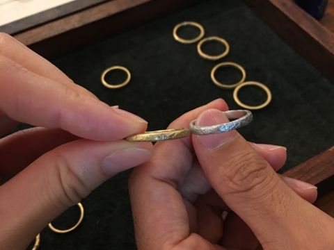 【Lovignette(ラヴィネット)の口コミ】 オーダーメイドの指輪です。結婚指輪、婚約指輪それぞれにとても素敵な意…