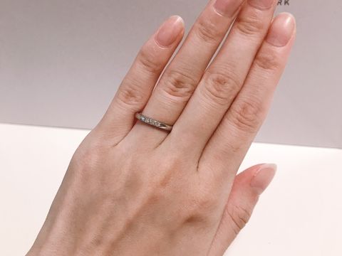 【ラザール ダイヤモンド(LAZARE DIAMOND)の口コミ】 ストレートラインでダイヤのついたものを探していました。1石、3石、5石と…