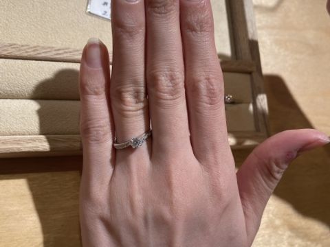 【ith(イズ)の口コミ】 ゆるいS字カーブにメレダイヤが10粒付いているデザインです。
カーブもそ…