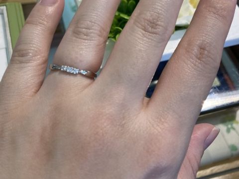【ひなの口コミ】 リボンのようにキュッと絞ってあるデザインがとても可愛い指輪です。真ん…