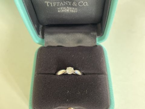 【ティファニー(Tiffany & Co.)の口コミ】 ダイヤが大きいけれどそこまで主張していないのが気に入っています。リン…