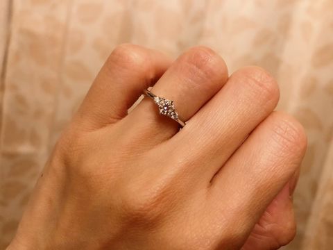 【銀座ダイヤモンドシライシの口コミ】 真ん中のダイヤの両横にメレダイヤが１つずつあるデザインでとても好みで…