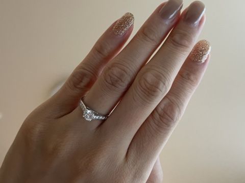 【ヴァン クリーフ＆アーペル(Van Cleef & Arpels)の口コミ】 ロマンスソリティアのデザインに一目惚れきて決めました。
センターダイヤ…