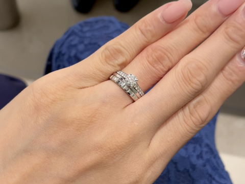 【ブシュロン(BOUCHERON)の口コミ】 石はついてませんが手を動かすたびにキラキラととっても綺麗です！
キラキ…