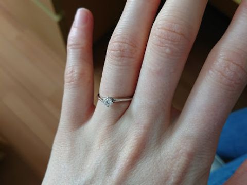 【銀座ダイヤモンドシライシの口コミ】 自分の好きな花がモチーフであったこと、シンプルで上品なデザインが気に…