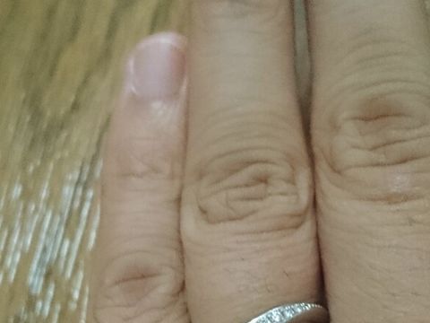 【エクセルコダイヤモンド(EXELCO DIAMOND)の口コミ】 石が数個ついているデザインがよかったのと、斜めのカーブが気に入りまし…