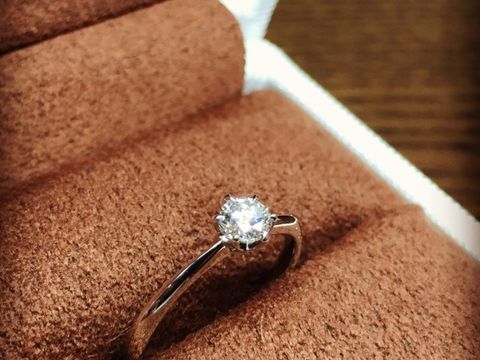 【William-LennyDiamond(ウィリアム・レニー・ダイヤモンド)の口コミ】 彼女は中肉中背で、あまり派手な人ではなかったので指輪はシンプルなデザ…