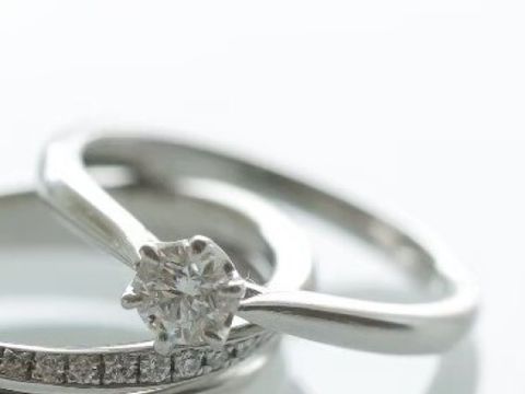 【銀座ダイヤモンドシライシの口コミ】 指輪を彼に頂く際に一緒に購入しに行きましたがとても悩みました。どのシ…