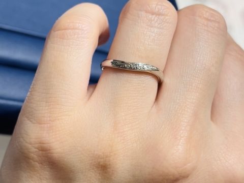 【銀座ダイヤモンドシライシの口コミ】 柔らかだけれどしっかり伝わるウェーブラインと、それに沿って配置された…