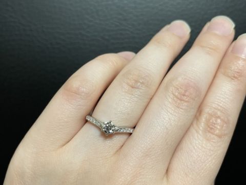 【銀座ダイヤモンドシライシの口コミ】 結婚指輪との重ね付けを考え、角度の付きすぎていないv字を探していたので…