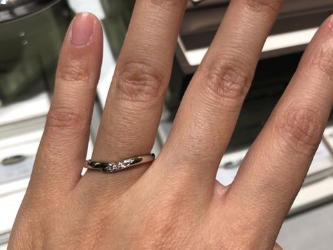 【アイプリモ(I-PRIMO)の口コミ】 柔らかいラインであり、デザインがリボンみたいに、とてもフェミニンな指…