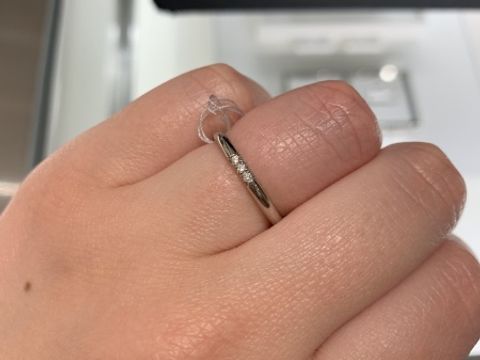 【STAR JEWELRY(スタージュエリー)の口コミ】 ハーフエタニティでは派手すぎると思い、ダイヤが並んでいるものを試着し…
