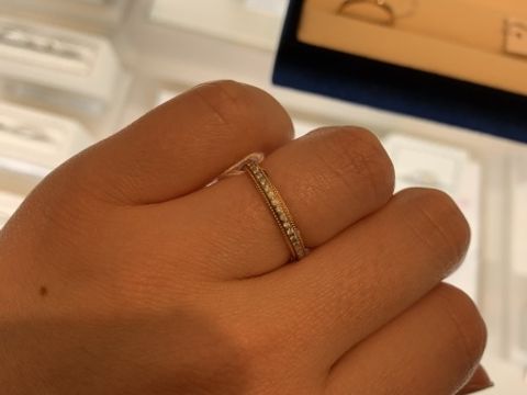 【ヴァンドーム青山(VENDOME AOYAMA)の口コミ】 ハーフエタニティでは派手すぎると思い、ダイヤが並んでいるものを試着し…