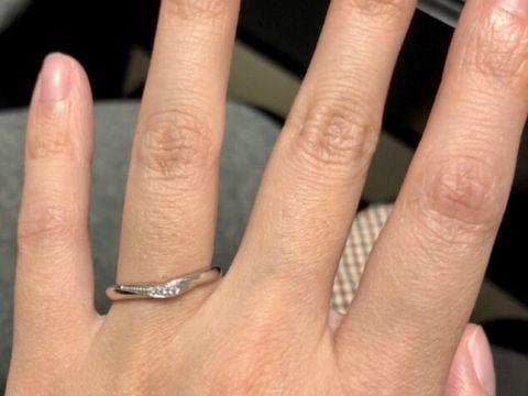 【エクセルコダイヤモンド(EXELCO DIAMOND)の口コミ】 丸みを帯びているV字のデザインで、ボリューム感があり、やわらかくて優し…